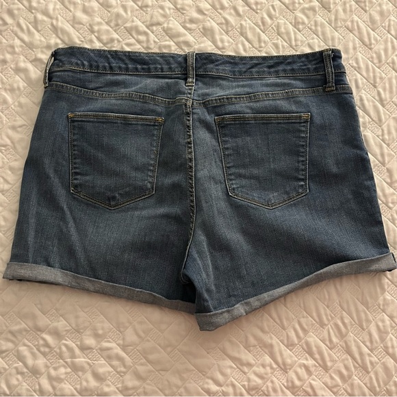 Universal Thread Women’s Plus Size Denim Shorts 18W - Picture 2 of 4